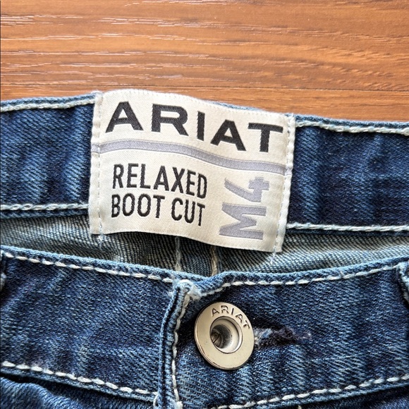 Ariat Dark Blue Distressed Jeans like new!! - Picture 3 of 8